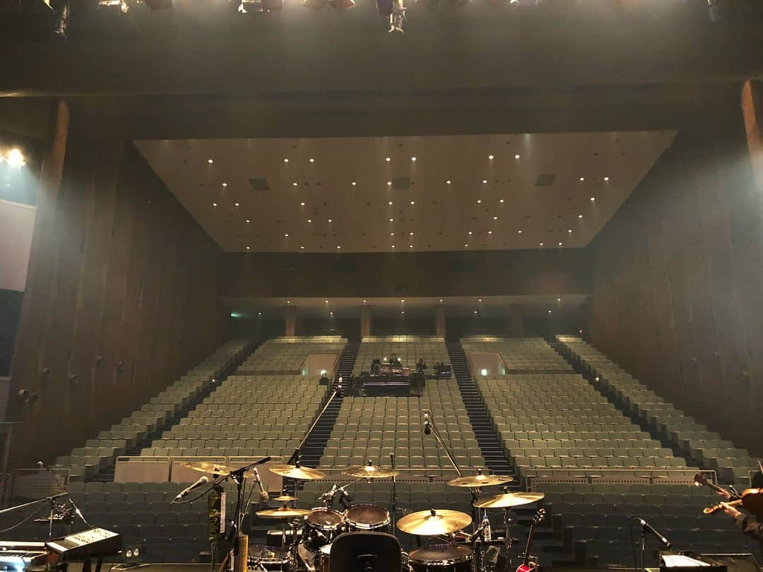 DUTTCHさんのインスタグラム写真 - (DUTTCHInstagram)「高橋優『ROAD MOVIE 』TOUR  10本目！ 福井県・福井市文化会館  1人1人の熱がドラムのとこまで届いてました。  感謝。  #高橋優  #roadmovie」1月20日 20時55分 - uzmkduttch