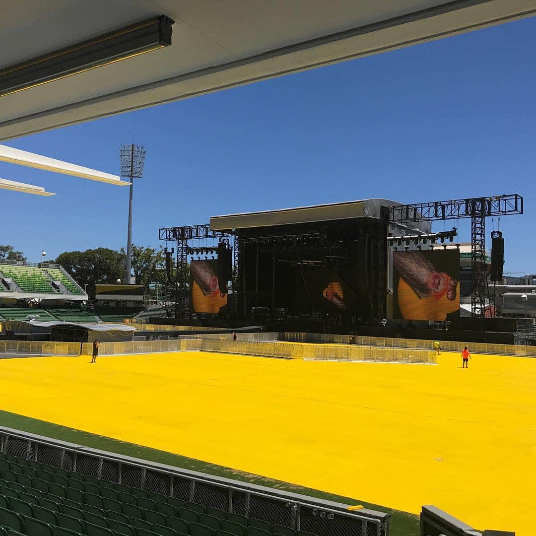 フー・ファイターズのインスタグラム：「SET.... @nibstadium 🚨🇦🇺 NEW FOO FIGHTERS SET TIME 7:45P 🚨  4:00P Doors Open 5:30P Cosmic Kahuna 6:10P #Weezer 7:45P #FOOFIGHTERS」