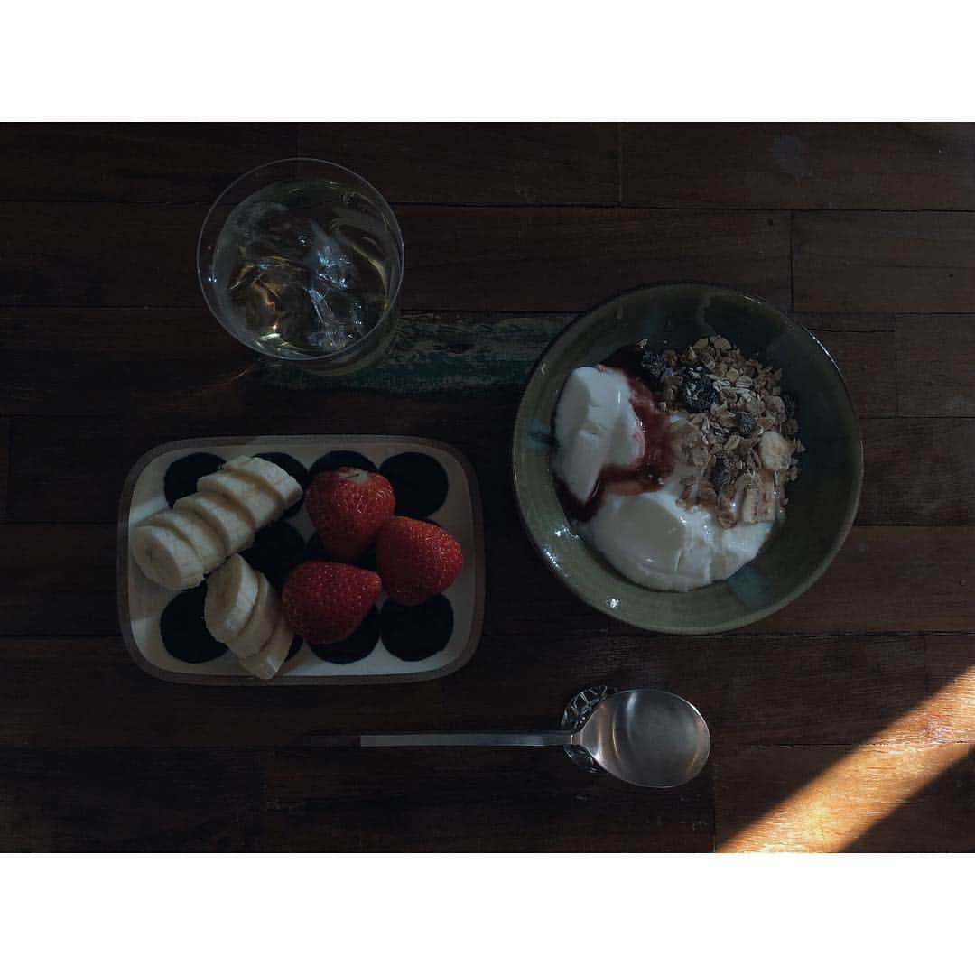 玉城ティナさんのインスタグラム写真 - (玉城ティナInstagram)「沖縄で買った焼き物の食器がかわいいのです  フルーツとのアンバランスさ」1月20日 15時17分 - tinapouty