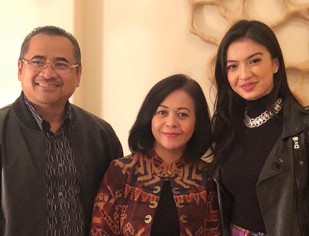 ラライン・シャーのインスタグラム：「Dengan Ibu dan Bapak Simon Soekarno Konsul Jenderal Indonesia di Los Angeles 🇲🇨 #worldwithoutstrangers #banggaindonesia」