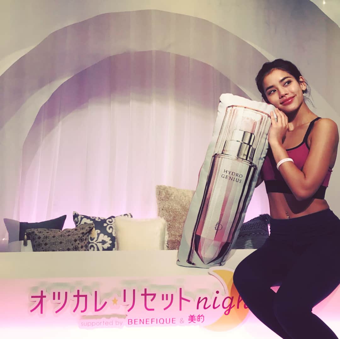 佐原モニカのインスタグラム：「This Yoga event made me feel so refreshed💚 #BENEFIQUE と #美的 さん主催の＜お疲れリセットナイト＞ヨガイベントに行って久しぶりにヨガをenjoy♪  かなりリフレッシュされたのか、ここ最近体調がすこーし悪かったのが治ってビックリw ブースでは #ベネフィーク さんがオススメする、ジーニアスシリーズもtryできたり✨もう大満足のイベントでした！  ドライ肌の私のチョイスは高保湿美容液のハイドロジーニアスです♡  #お疲れリセット」