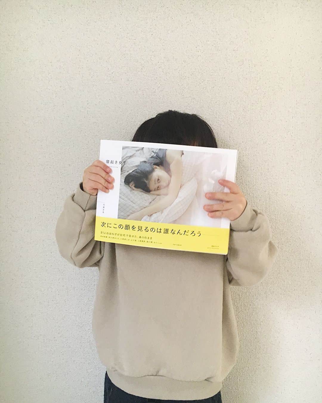 花盛友里のインスタグラム：「写真集「寝起き女子 girls in the morning」完成したよー！！ 1/27発売！ ドキドキドキドキドキ！！！ . . #amazon予約開始 #寝起き女子 #girlsinthemorning」