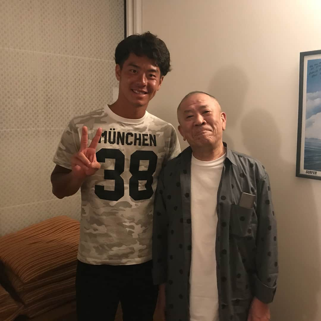 鈴木翔太さんのインスタグラム写真 - (鈴木翔太Instagram)「日本に帰って来ました！！ 今は電車の中です。  最終日の昨日、ゴールドコーストでざこば師匠と1年ぶりに会うことができました(*^^*) 去年体調を崩されて心配してたんですけど、去年以上に元気な姿を見ることができて嬉しかったです😊  それにしても寒すぎる。。笑」1月20日 20時00分 - suzukishota99