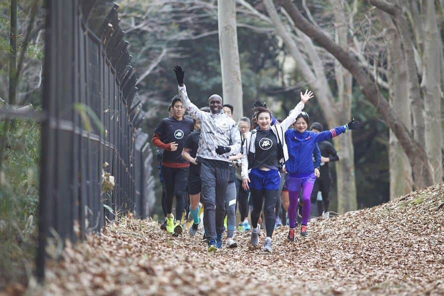 湯田友美さんのインスタグラム写真 - (湯田友美Instagram)「Today’s AR session ケニアからキプサング選手が参加してくれました😊🙌 彼は昨年の東京マラソン優勝者です🥇(2゜03′58) 明日のadizero SPEEED SUMMITのイベントもキプサング選手と一緒に参加します！明日も変な英語と日本語とジェスチャーでどんどんキプサング選手に話しかけよ。笑 ところで… 今年の目標は、英語を勉強することです！ もっと世界中の人と話したーい！ がんばります！ (日本語も変だけど。笑) ・ Kipsang from Kenya 🇰🇪 joined today's AR session. He won at Tokyo Marathon2017!!!🏅 I’ll join adizero SPEED SUMMIT tomorrow with Kipsang. I'll talk him in Japanese,English,and gesture 🤷‍♀️Haha BTW My resolution for 2018 is to study English! I want to be able to speak in English with people from all over the world. I’ll do my best🐼❤️ ・ #Kipsang #marathon #Kenya #adidasrunners #adidasrunnersTokyo #takecharge #takechargeTokyo #adizero #speedsumit #run #running #yesAR  #ケニア #ランニング #マラソン #トレーニング  #クロスカントリー #タイムトライアル #スーパー楽しかった #今年一お得なイベント 笑 #今日は携帯なくしてお騒がせ🙏 #みなさん今年もよろしくお願いします #ご参加ありがとうございました」1月20日 19時57分 - yudatomomi