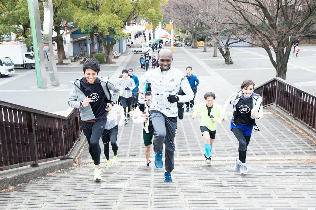 湯田友美さんのインスタグラム写真 - (湯田友美Instagram)「Today’s AR session ケニアからキプサング選手が参加してくれました😊🙌 彼は昨年の東京マラソン優勝者です🥇(2゜03′58) 明日のadizero SPEEED SUMMITのイベントもキプサング選手と一緒に参加します！明日も変な英語と日本語とジェスチャーでどんどんキプサング選手に話しかけよ。笑 ところで… 今年の目標は、英語を勉強することです！ もっと世界中の人と話したーい！ がんばります！ (日本語も変だけど。笑) ・ Kipsang from Kenya 🇰🇪 joined today's AR session. He won at Tokyo Marathon2017!!!🏅 I’ll join adizero SPEED SUMMIT tomorrow with Kipsang. I'll talk him in Japanese,English,and gesture 🤷‍♀️Haha BTW My resolution for 2018 is to study English! I want to be able to speak in English with people from all over the world. I’ll do my best🐼❤️ ・ #Kipsang #marathon #Kenya #adidasrunners #adidasrunnersTokyo #takecharge #takechargeTokyo #adizero #speedsumit #run #running #yesAR  #ケニア #ランニング #マラソン #トレーニング  #クロスカントリー #タイムトライアル #スーパー楽しかった #今年一お得なイベント 笑 #今日は携帯なくしてお騒がせ🙏 #みなさん今年もよろしくお願いします #ご参加ありがとうございました」1月20日 19時57分 - yudatomomi