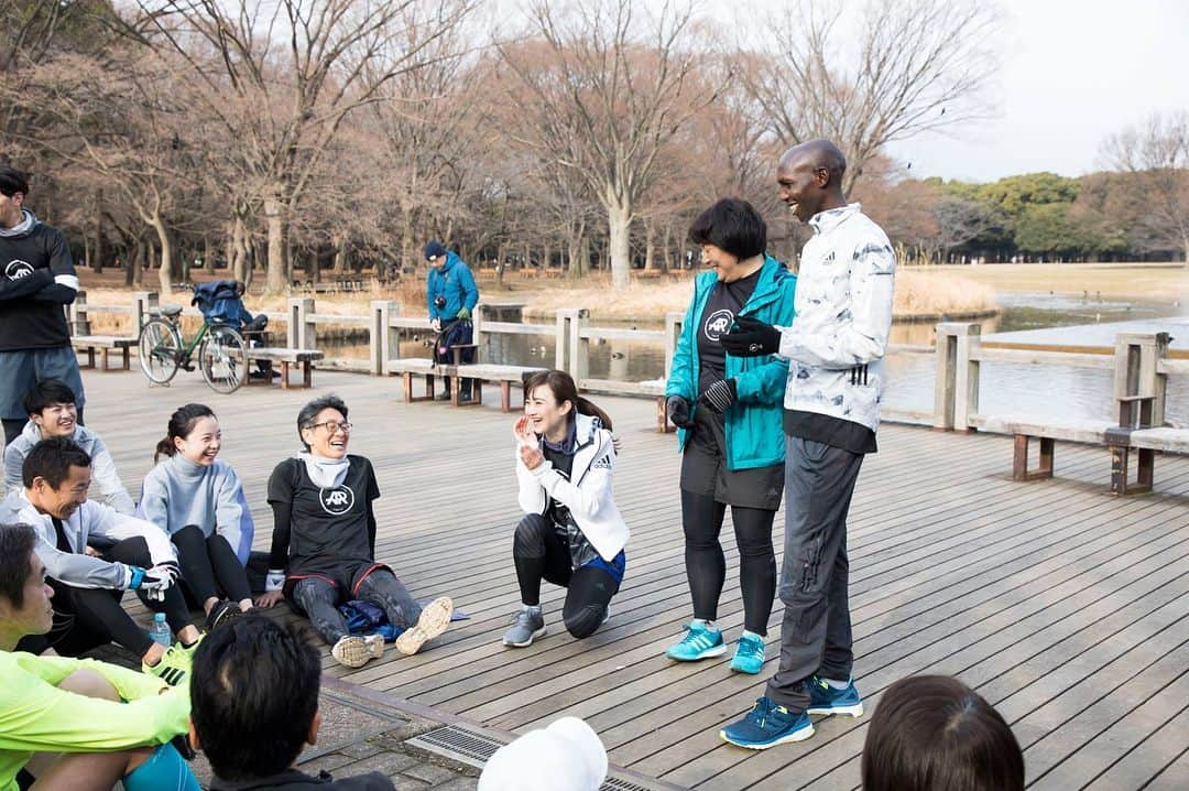 湯田友美さんのインスタグラム写真 - (湯田友美Instagram)「Today’s AR session ケニアからキプサング選手が参加してくれました😊🙌 彼は昨年の東京マラソン優勝者です🥇(2゜03′58) 明日のadizero SPEEED SUMMITのイベントもキプサング選手と一緒に参加します！明日も変な英語と日本語とジェスチャーでどんどんキプサング選手に話しかけよ。笑 ところで… 今年の目標は、英語を勉強することです！ もっと世界中の人と話したーい！ がんばります！ (日本語も変だけど。笑) ・ Kipsang from Kenya 🇰🇪 joined today's AR session. He won at Tokyo Marathon2017!!!🏅 I’ll join adizero SPEED SUMMIT tomorrow with Kipsang. I'll talk him in Japanese,English,and gesture 🤷‍♀️Haha BTW My resolution for 2018 is to study English! I want to be able to speak in English with people from all over the world. I’ll do my best🐼❤️ ・ #Kipsang #marathon #Kenya #adidasrunners #adidasrunnersTokyo #takecharge #takechargeTokyo #adizero #speedsumit #run #running #yesAR  #ケニア #ランニング #マラソン #トレーニング  #クロスカントリー #タイムトライアル #スーパー楽しかった #今年一お得なイベント 笑 #今日は携帯なくしてお騒がせ🙏 #みなさん今年もよろしくお願いします #ご参加ありがとうございました」1月20日 19時57分 - yudatomomi