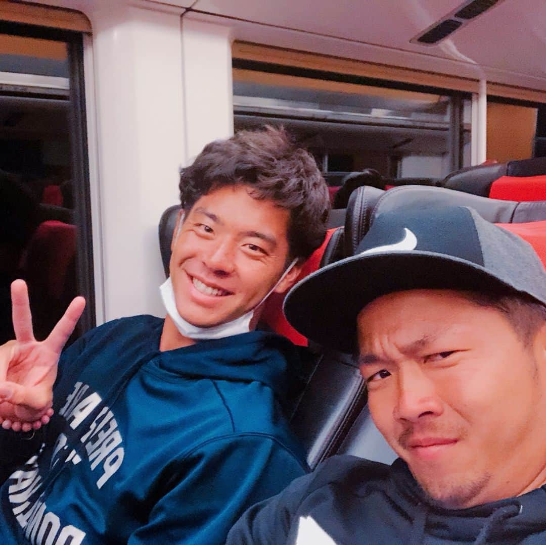 鈴木翔太のインスタグラム：「日本に帰って来ました！！ 今は電車の中です。  最終日の昨日、ゴールドコーストでざこば師匠と1年ぶりに会うことができました(*^^*) 去年体調を崩されて心配してたんですけど、去年以上に元気な姿を見ることができて嬉しかったです😊  それにしても寒すぎる。。笑」