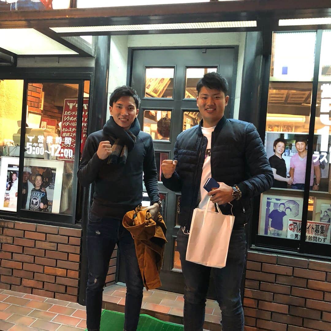 村上宗隆のインスタグラム：「#OFF #ステーキリベラ #今日は熊本からきた幼馴染とご飯行ってきました！ #4歳からの仲 #幼稚園小学校中学校同じだけど一緒のクラスになったことない笑笑 #久しぶりに会って元気もらえました！ #明日から第4クールがんばります！ #さーーーがまだしていくばい！」