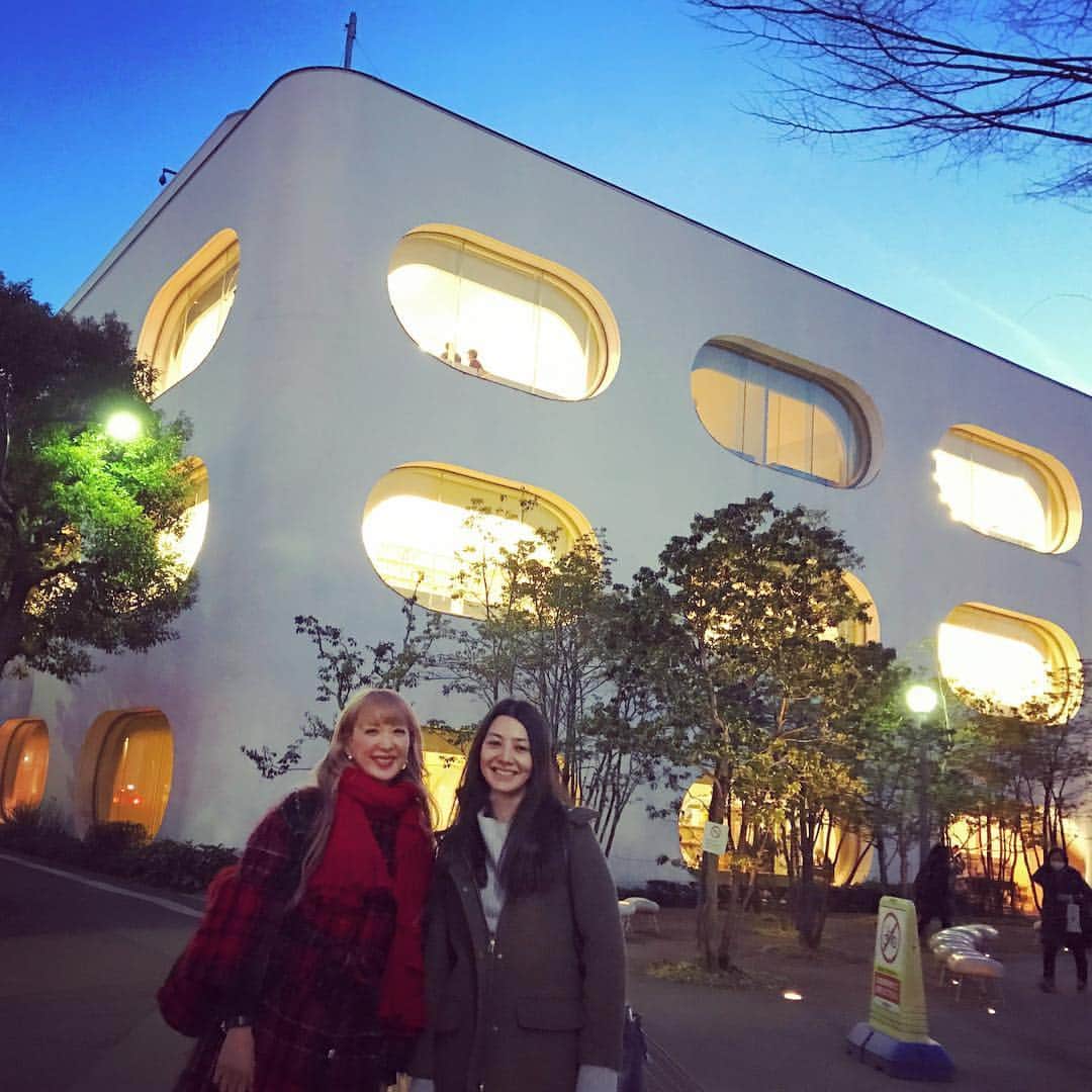 SHOKOさんのインスタグラム写真 - (SHOKOInstagram)「先日、高橋マリ子ちゃんと、ずっと行きたかった #武蔵野プレイス 図書館へ。たくさんの本と工夫と文化がぎゅっと詰まった素敵な場所✨こんな図書館が近くにあったらいいな📚またゆっくり行きたいです♪」1月20日 21時59分 - shoko_london