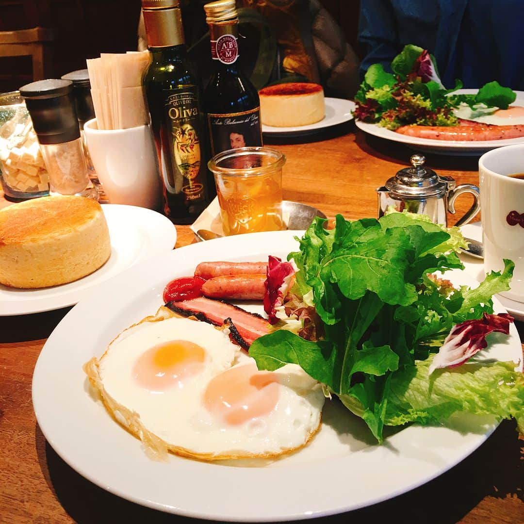 山﨑 薫のインスタグラム：「先日、 @sayuriichkawaちゃんとモーニング。 笑顔インフルエンサーだけに、ずっと大爆笑でした😂 いつも笑い過ぎて顔が崩壊する。 モーニングも美味しかった😍 #笑顔インフルエンサー市川さゆり  #マメヒコ #三軒茶屋カフェ  #モーニング #ちょい高いけど美味しかった  #いやでも高い」