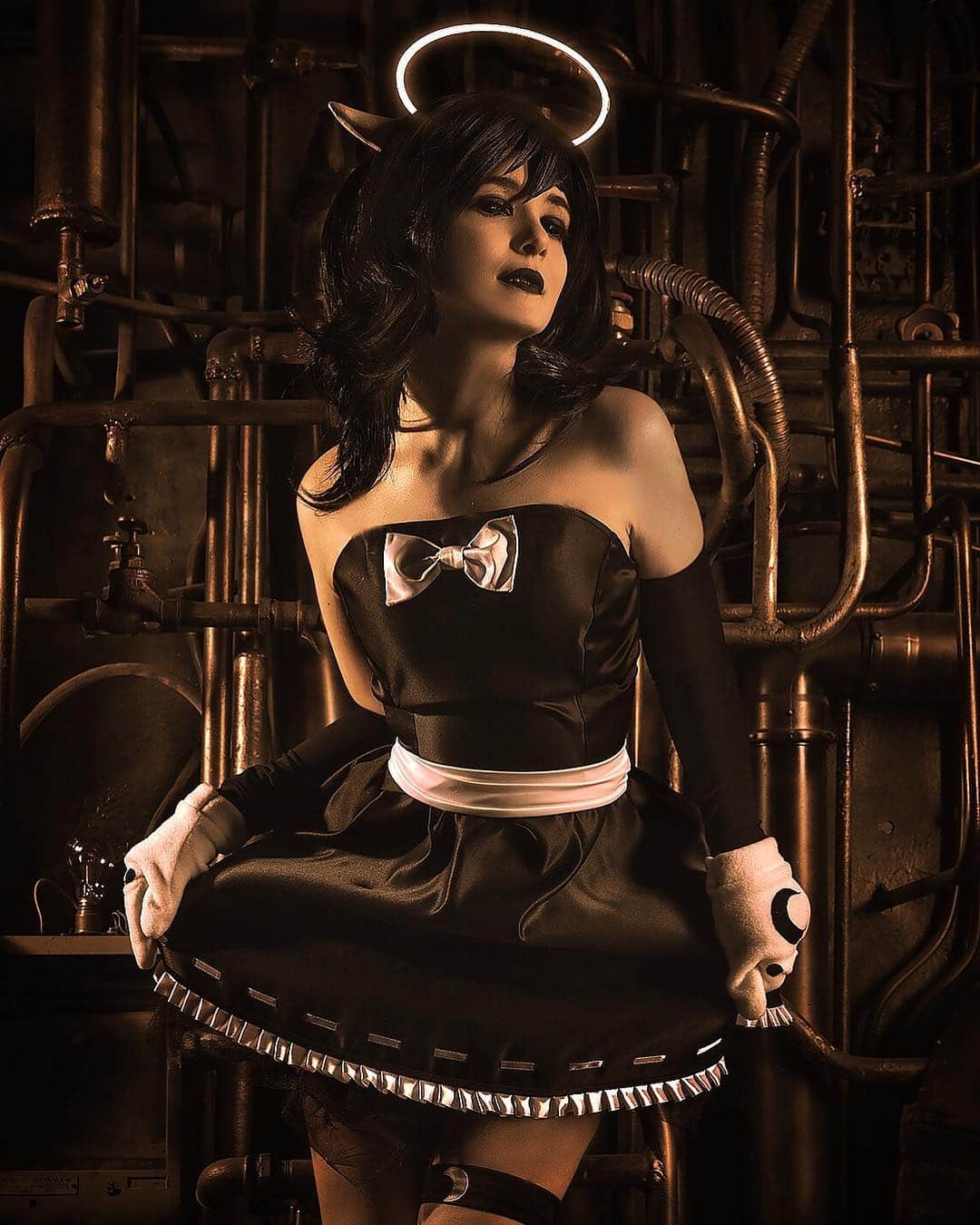 Meepo Team Dota2のインスタグラム：「The dark has come To take my life.(c.) Cosplay by @youtuuu  Game: @batimgame  Ph: @akunohako  #bendyandtheinkmachine #batim #angelalice #gamecostume #photoshoot #cosplay #姫 #サウスパーク #コスプレ」