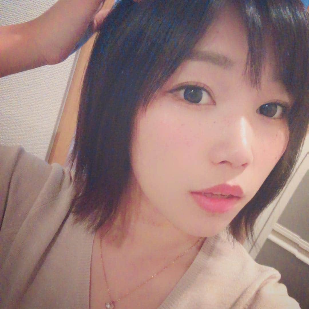 R!Nのインスタグラム：「Selfie. . スキンケアをさぼってしまったばかりに 肌荒れしてしまった…乾燥から肌を守るには 根気強い毎日のケアが大切だね。 . あとはお部屋の加湿。 自撮りとリアルが違うことで定評のあるシンガーソングライターです。どうも😈 . #selfie #snow #詐欺 #fake #自撮り #cat #猫 #🐈 #improve #never #give #up #singer #vocalist #music #musicunites #音楽 #singersongwriter #諦めない #負けない #成長 #成功 #success #instapic #instagram #like4like #followme #halfblood #japan #anime」