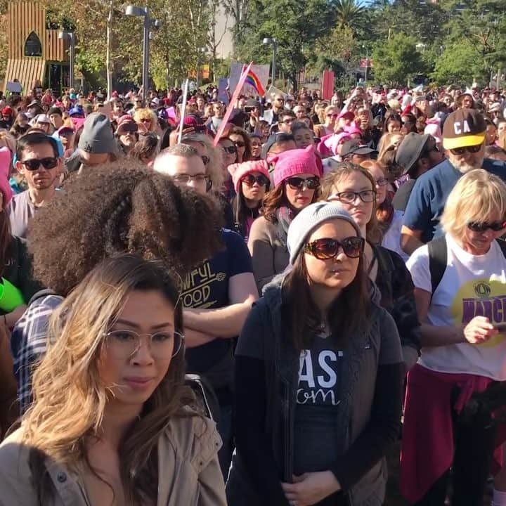 マリーナ・べネディクトのインスタグラム：「#IllRiseUp My heart is so full! What an incredible day in LA. So much love. Hope is not lost. #WomensMarch #LA #2018 #SpeakingTruthToPower #❤️ #Justice #Equality #Hope #Vote #WeNeedYou #StandUp #UseYourVoice #DoNotDespair  #HopeIsAlive #TruthWins #WeAreTheMajority #TimesUp」