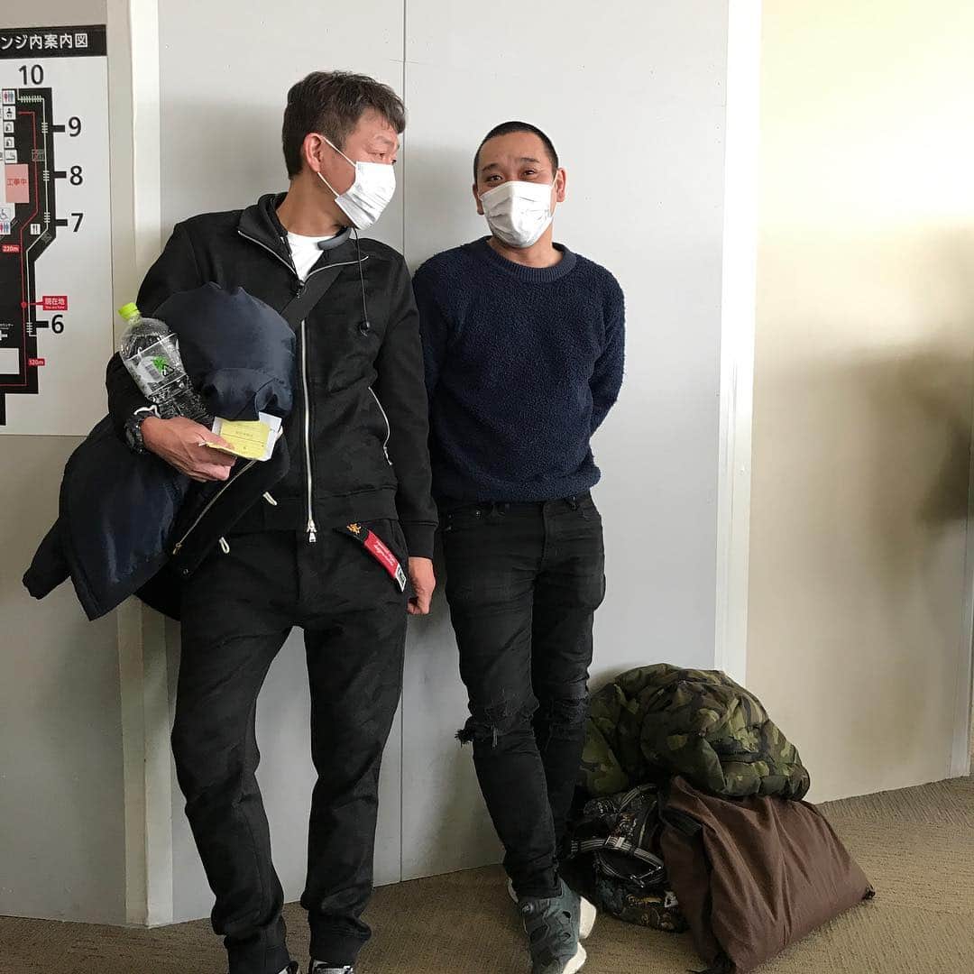 ノブ さんのインスタグラム写真 - (ノブ Instagram)「帰りの空港で。もう親友の距離。  #玉袋筋太郎さん #水デカくないですか？ #コレで肝臓を洗うんだよ #言葉の厚みがクセ」1月21日 16時27分 - noboomanzaishi