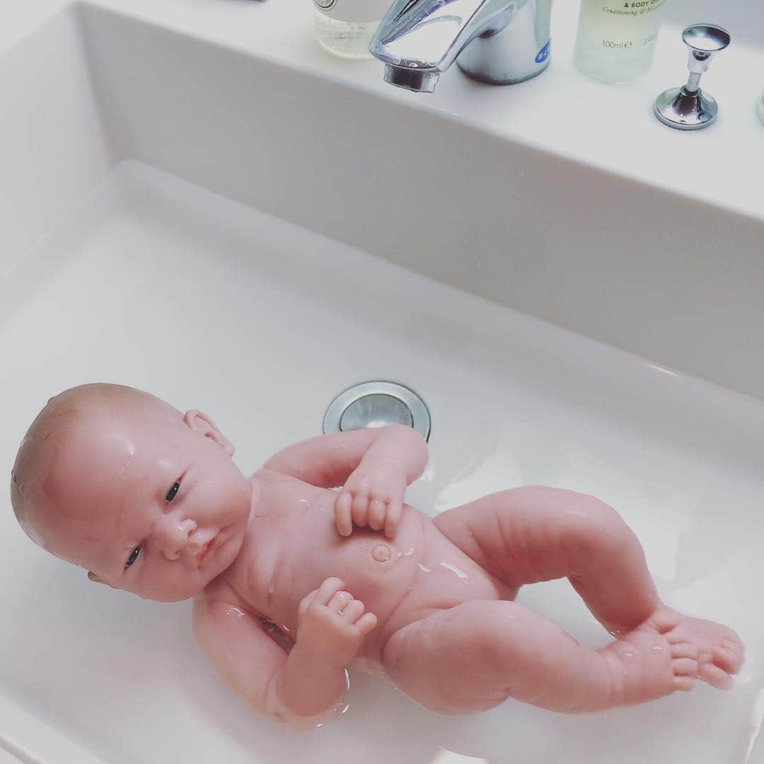 吉原珠央さんのインスタグラム写真 - (吉原珠央Instagram)「娘が可愛がっているリアルな赤ちゃんお人形のお風呂タイムです♫  こんなに小さかったんだなぁなんて懐かしく思い出します^_^ にしても、本当にリアル！  #赤ちゃん #お人形 #小さいママ」1月21日 13時16分 - tamaoyoshihara