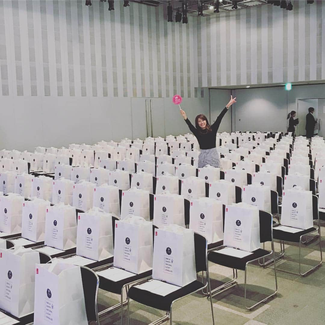 里田まいさんのインスタグラム写真 - (里田まいInstagram)「イベント、はじまるー！ 緊張して、手が震えてるから文字が打てない！ #LEE35表参道」1月21日 13時56分 - maisatoda_official