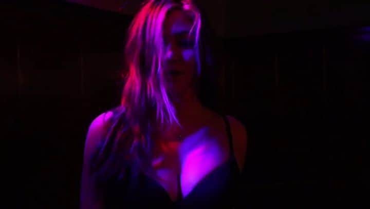のインスタグラム：「Heading straight for the castle 👑 #videographer @kiefer_andrew ..just one of those nights ;) #feelinglikeaqueen  #charlottenc #rirairishpub #missinghome #artists #alwayscreating #halsey #bff」