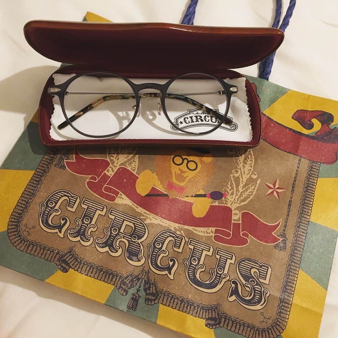 町音葉のインスタグラム：「友達と #待ち合わせ 待っている間に出会っちゃった👓💓 #CIRCUS #サーカス #メガネ  #幸せ 😍♪」