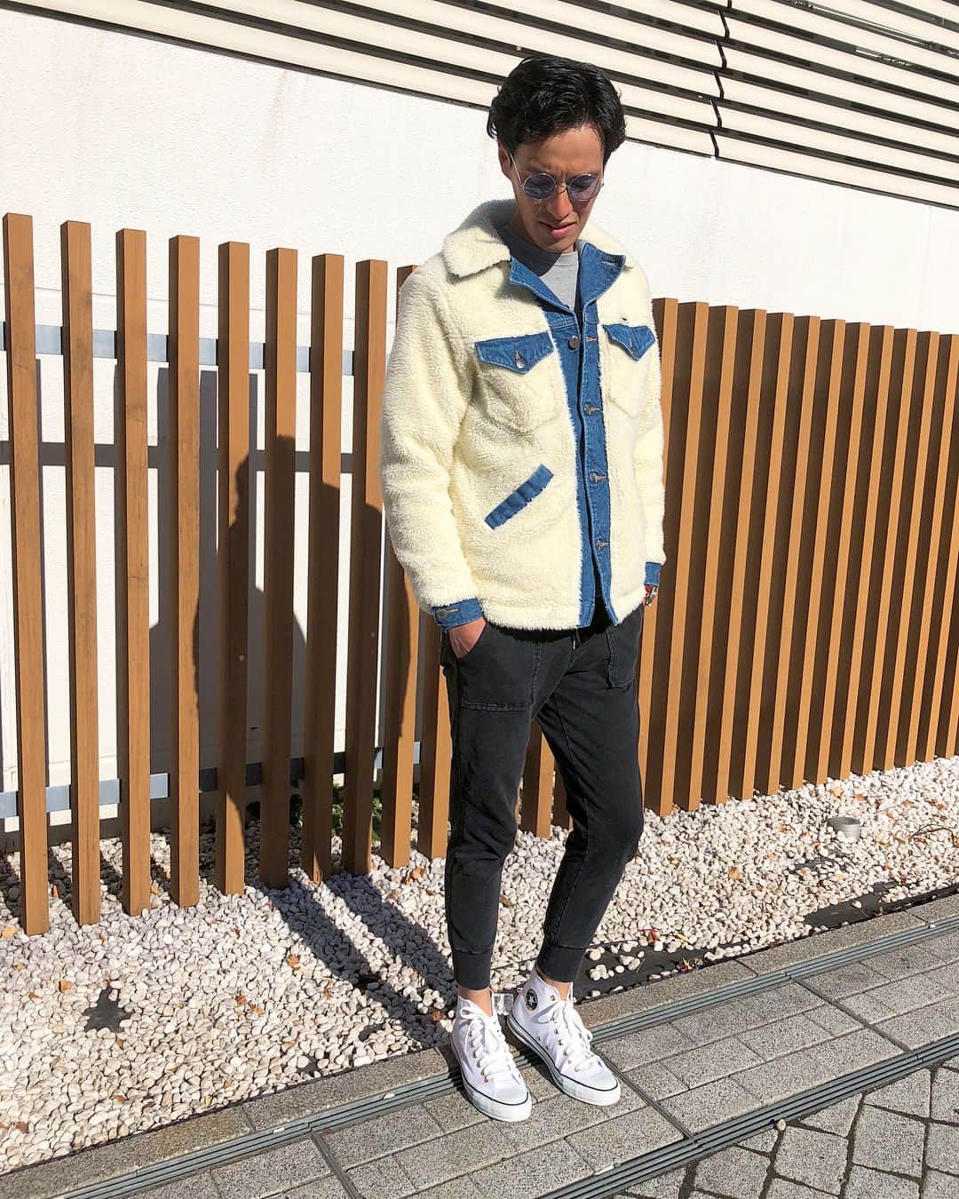 kazuki iwaiのインスタグラム：「お疲れ様です😋 . 遠藤関に抱っこしてもらった時の写真を今更🤳 . #ootd#outfit#coordinate#fashion#instagood#l4l#followme#wrangler#gu#converse#me#men#mensfashion#今日のコーデ#農家」