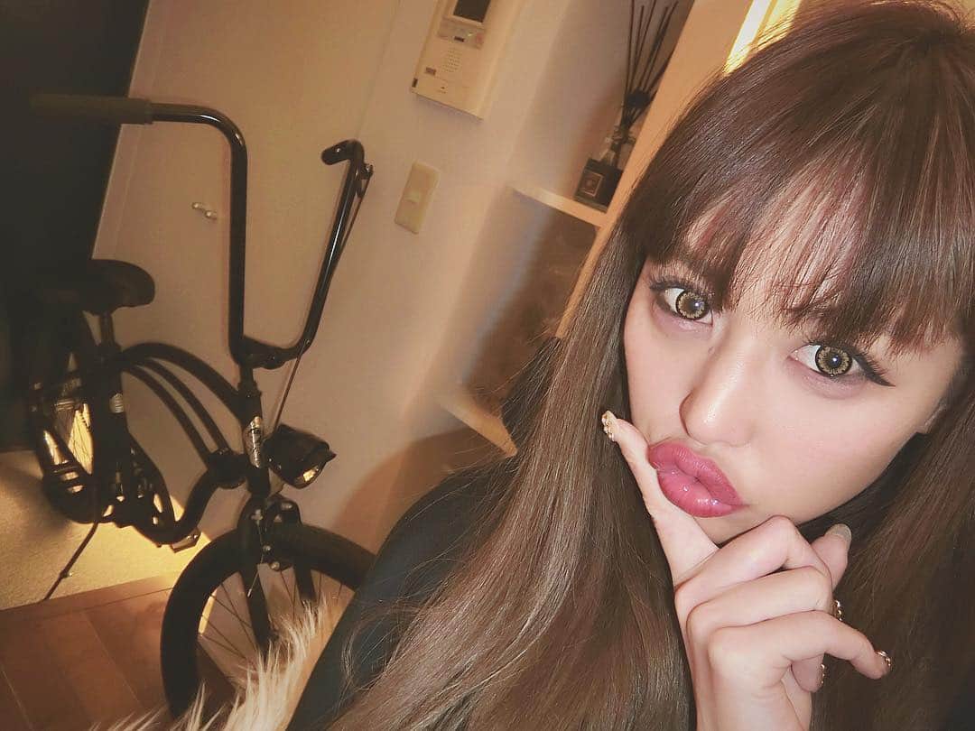 出浦寛子（HIROKO）のインスタグラム：「. . 玄関に鎮座するびーちく🚲。 . . タイヤが太くて . マンションの駐輪場が使えないんだよー💧 . . 世のﾋﾞｰﾁｸﾙｰｻﾞｰ、ﾌｧｯﾄﾊﾞｲｸ乗り達は . どうしてるんだろう🙄🤔 . . 自分的には… . ｶﾜｲｲから許せてる部屋置き♡ . 防犯面100%安全だしっ😍💦 . . . . #🚲 #bicycle #beachcruiser #fatbike  #自転車 #ビーチクルーザー #ファットバイク #cjhiroko #cjd_hiroko #detsuko #deurahiroko #出浦寛子 #style #look . . .」
