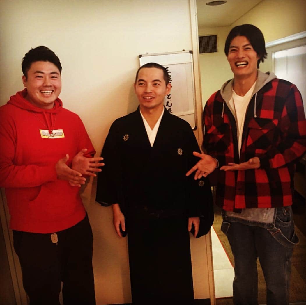 原田桂佑のインスタグラム：「同事務所所属の落語家で、「すえたかと〜む〜♪」でお馴染みの三遊亭とむさんの独演会「ラブファントム2018冬」にお邪魔しました。 写真でも分かるようにたくさん笑わせて頂きました。 #三遊亭とむ さん#avex #イケ家 #原田桂佑 #近藤廉」