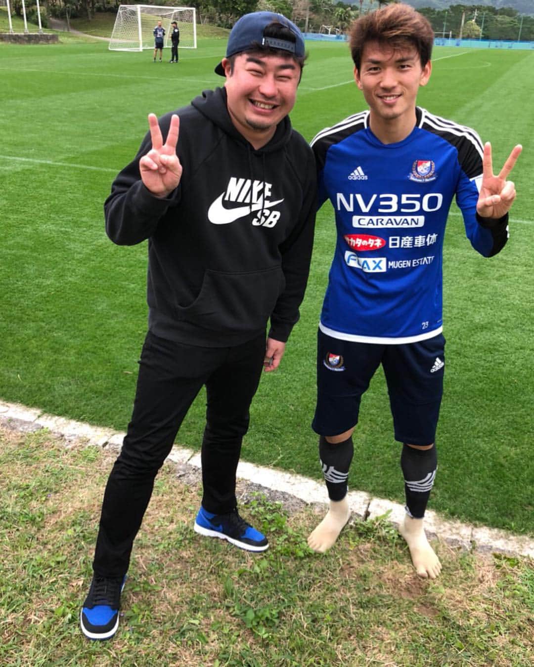 のインスタグラム：「ガンバでお世話になった谷垣さん。久しぶりに会えて嬉しかったなーしかも石垣で。 いい靴履いてますねー👟」