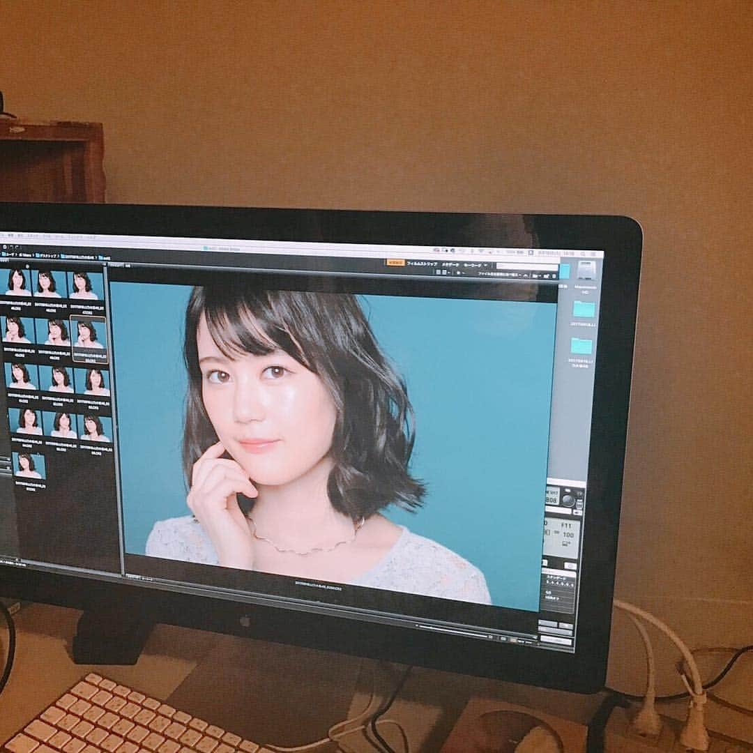 乃木坂46のインスタグラム：「撮影中の#生田絵梨花 さんのオフショット📸どの写真になったかは、誌面でご覧ください✨  #N46MODE #乃木坂46 #生田絵梨花」