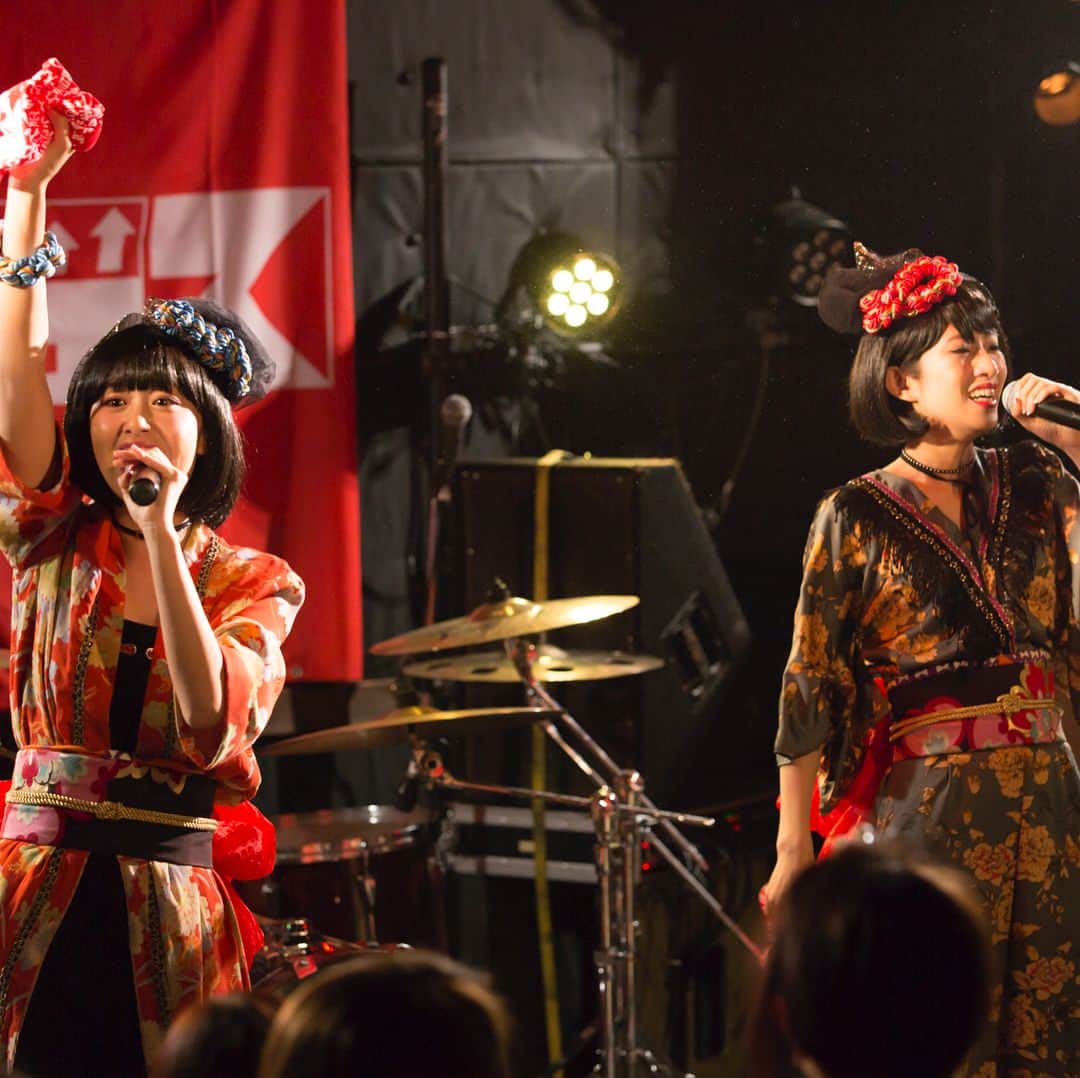 YANAKIKUのインスタグラム：「Thank you for wonderful night!! YANAKIKU2018年最初の唄芸はフラチナリズムpresents「売れフェス」でございました！お集まりいただいた皆の衆、そしてフラチナリズム、ハシグチカナデリヤ殿、ありがとうございました！！！新年一発目にぴったりな最高の夜でございました。  みんな売れればいいのにー！  #売れフェス #フラチナリズム #ハシグチカナデリヤ #YANAKIKU 📷Kosuke Kobayashi」