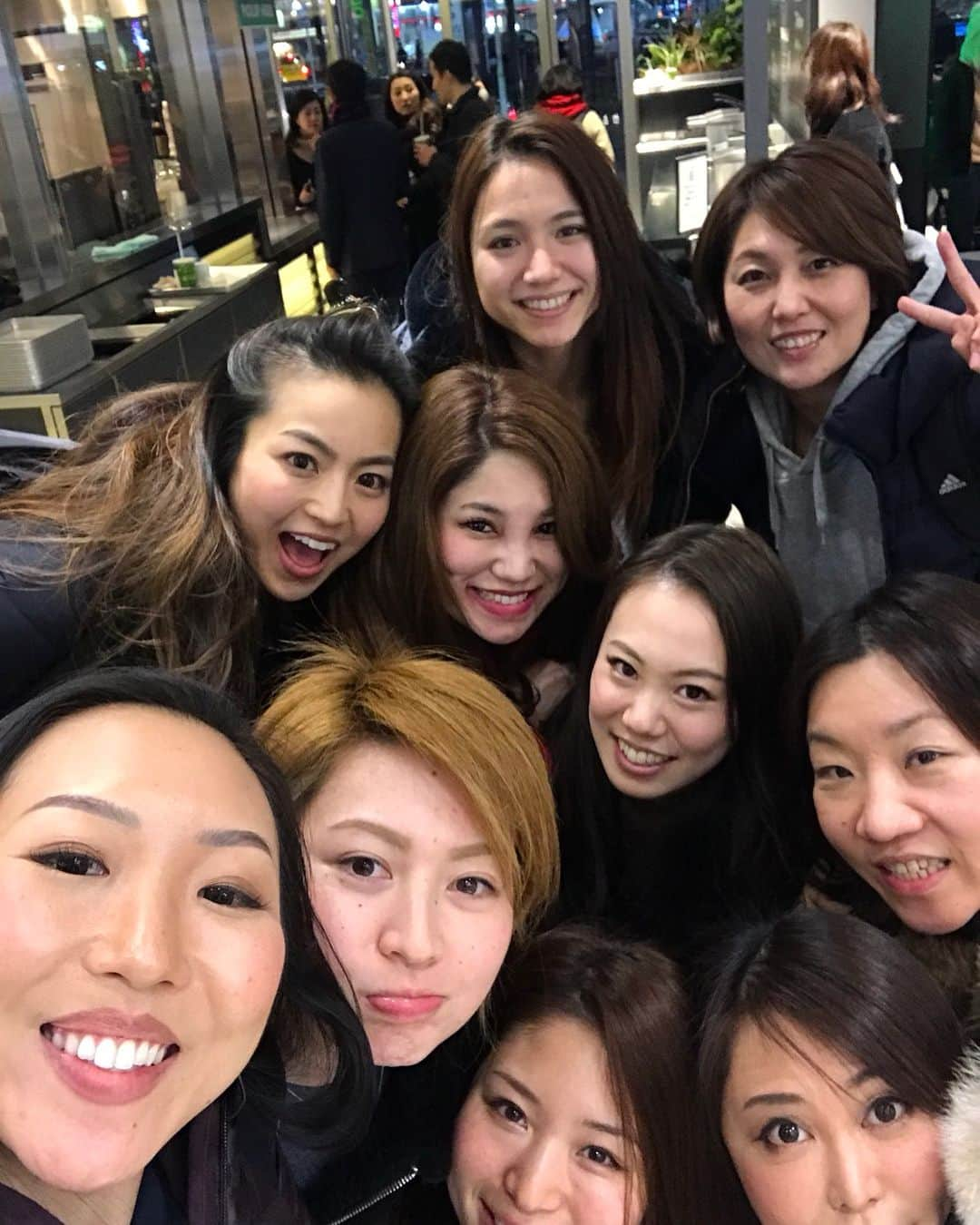 滝沢ななえさんのインスタグラム写真 - (滝沢ななえInstagram)「昨日は Spice up Fitness名古屋店2人の 壮行会をしました！ ・ 外山さん 深井ちゃん 仲間になってくれて ありがとうございます！ ・ 仲間がいるということは とても心強いこと。 ・ 私は小さい頃からずっと バレーボールという チームスポーツをやってきて 仲間の大切さって本当に 重要だと思ってる。 ・ バレーボールもなんでもそうだけど 個の能力が高いだけでは チームは強くならない。 ・ 個の能力にプラスして 信頼関係 一体感 役割分担 とか、もっと大事だと思う。 ・ Spice up Fitnessも スタッフ全員で全力で お客様のお力になれるように セッションしてます！ ・ 美ボディを作り そして 心も晴れやかになる。 それを叶えるのはトレーニングです。 ・ 1月28日ついに 名古屋店オープンです！ みなさん、是非お越しください！ #spiceupfitness  #hiptraining  #training  #スパイアップフィットネス #トレーニング #尻トレ  #滝沢ななえ  #セクシャルマイノリティ  #セクマイ  #lgbt」1月22日 10時28分 - nanaetakizawa