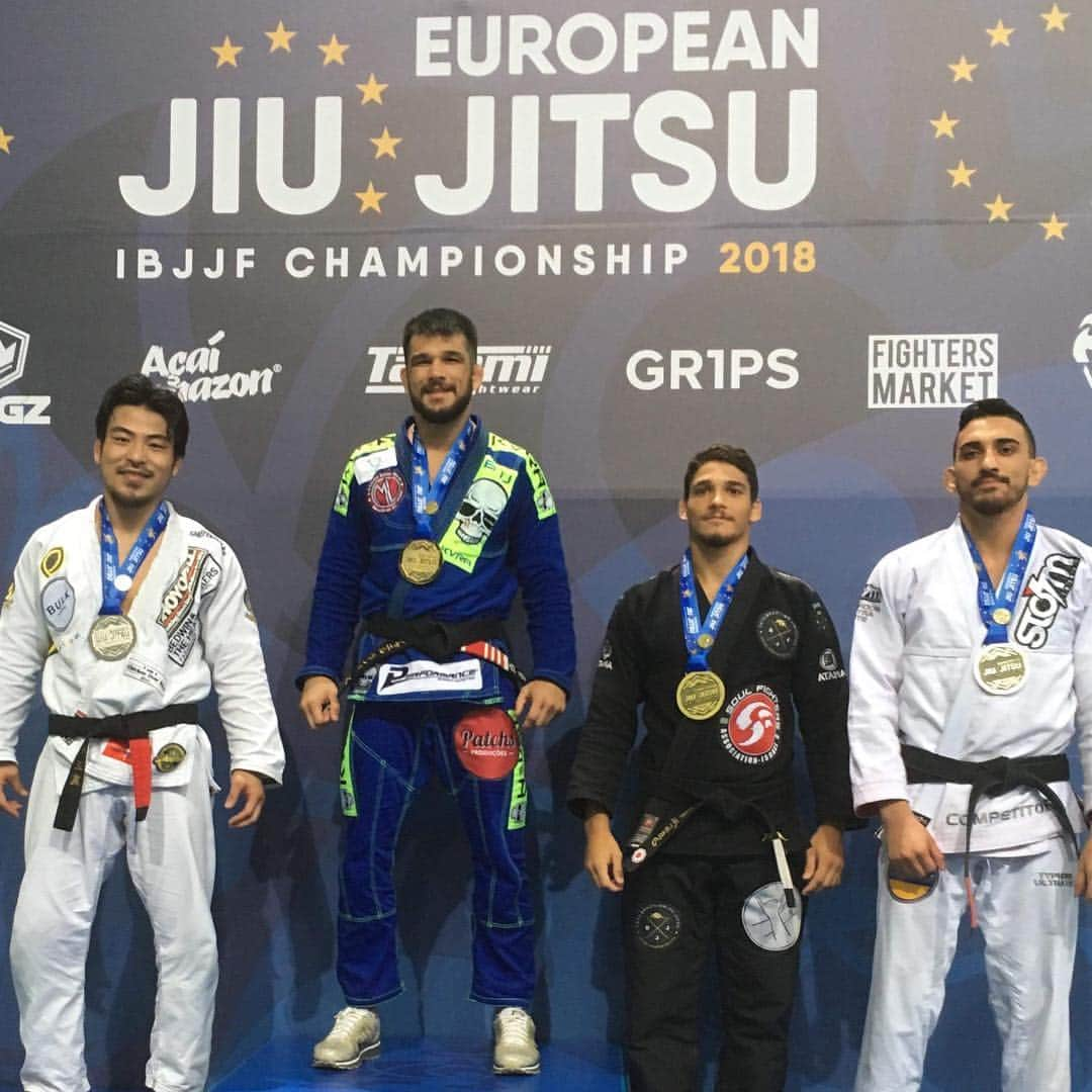 岩﨑正寛のインスタグラム：「IBJJF European 2018. I was 2rd plaece. It was a day like a war. Thanks everyone.  世界三大大会のEuropeanに挑戦して来ました。 一回戦にマンファルディを倒し、二回戦にカヌートを倒し、三回戦にナジミを倒して決勝に。 決勝はマイケルランギにやられました。 惜しい勝負ではありましたが負けるべくして負けたと言えます。 また一つずつ強くなって勝ち上がって行きたいと思います。 今回サポートしてくれた。 #bedwinandtheheartbreakers @bedwin_official  #bulkhomme  @bulkhomme  #shoyoroll @shoyoroll @shoyoroll.jp  #筋肉食堂 @kinnikushokudo  #まくらぼ @makulab  グリコ パワープロダクション #glico #glicopowerproduction #powerproduction #グリコ #パワプロ #パワープロダクション #グリコパワープロダクション studio skyrocket などのスポンサーの皆様。 いつも練習に付き合ってくれるスタッフのみんな。 応援してくれる @carpediembjj_official の皆さん。 いつも快く送り出してくれる代表 @yukicdbjj  皆さんのおかげです。 俺たちは強い！ これからも結果を出して行きます！  #carpediembjj #cdbjj #今を生きろ #bjj #ibjjf #柔術 #mma #格闘技」