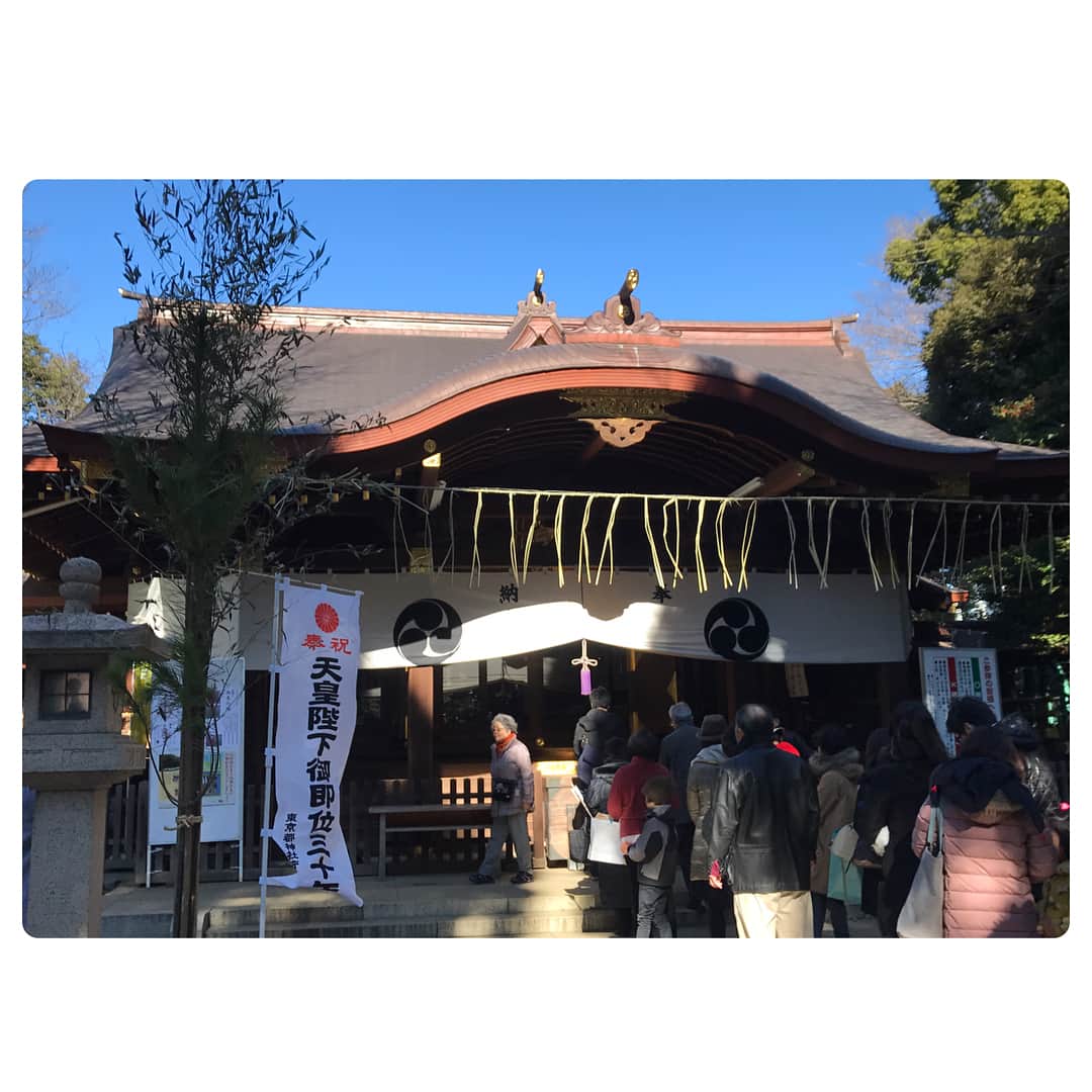 紺野栞さんのインスタグラム写真 - (紺野栞Instagram)「. . . 渋谷にある 渋谷氷川神社 . なんと渋谷区最古の神社だそう！ 縁結びの神様が祀られていて 縁結びのパワースポットで 有名なんやってーーーっ . 応援してくださっているみんなとの 縁が深いものになりますように。 そして素敵なご縁がもっともっと 広がりますように。 . ってお願いしてきたよーーっ . このあいだお参りの仕方に 違いがあるって話をしたけど それは何故？と思って調べたら 神社は神様を祀っていて お寺は死者の魂を祀っている っていう違いなんやって。 . 簡単に言うと仏教の考えの 違いなんやな〜 . 絶対してはいけないってことは ないんやと思うんやけど 折角お参りするなら マナーを知ってしっかりしたいね . 奥が深すぎるな〜〜 またひとつ勉強になった。 . そして今日は雪☃️！ 寒さに気を付けてね！ 今日もがんばろーーっ . . #渋谷氷川神社 #渋谷区最古 #神社 #寺 #巡り #御朱印 #御朱印ガール #japanesegirl  #followme  #朝活 #おはよう #goodmorning #早上好  #你好 #안녕하세요」1月22日 7時58分 - shiooo1023