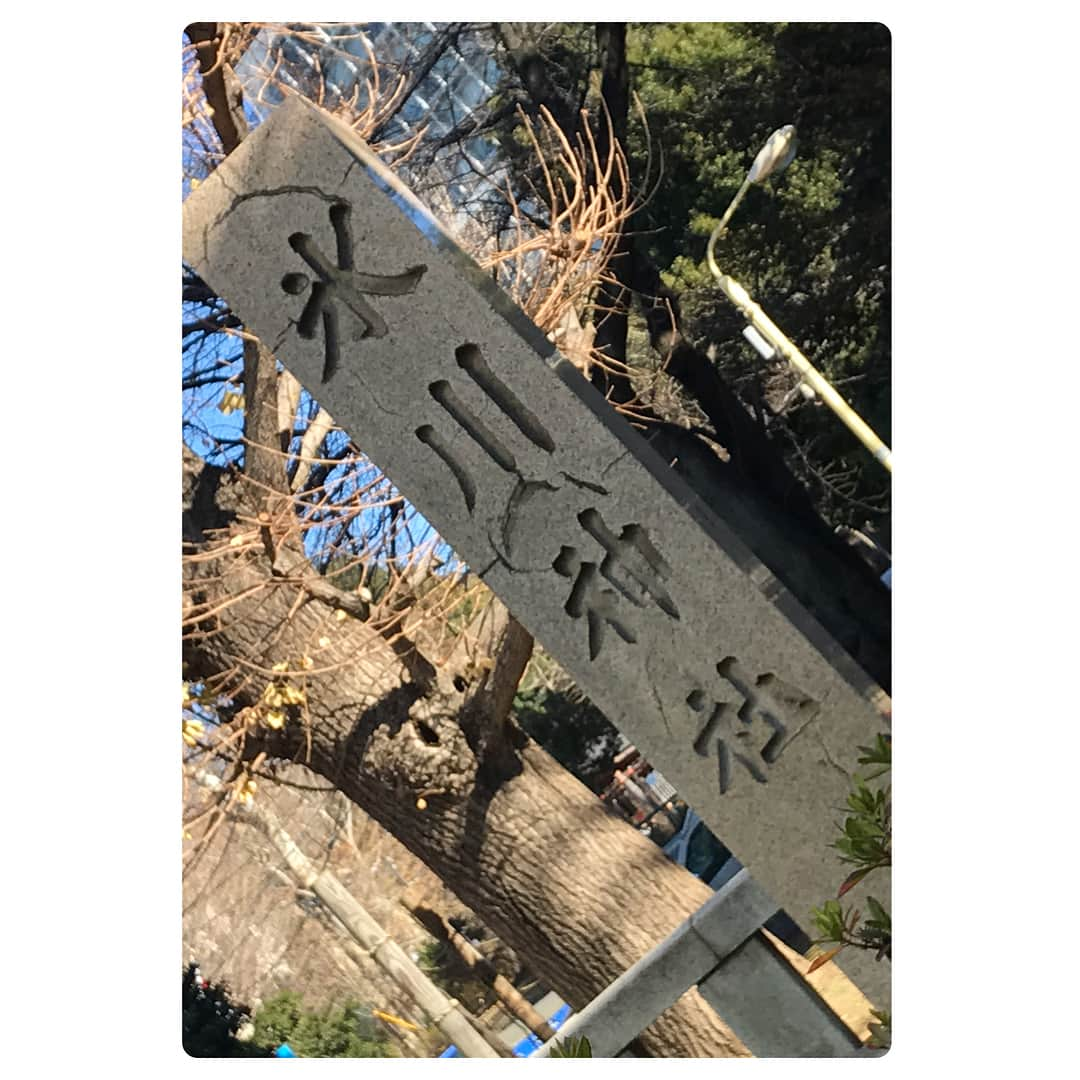 紺野栞さんのインスタグラム写真 - (紺野栞Instagram)「. . . 渋谷にある 渋谷氷川神社 . なんと渋谷区最古の神社だそう！ 縁結びの神様が祀られていて 縁結びのパワースポットで 有名なんやってーーーっ . 応援してくださっているみんなとの 縁が深いものになりますように。 そして素敵なご縁がもっともっと 広がりますように。 . ってお願いしてきたよーーっ . このあいだお参りの仕方に 違いがあるって話をしたけど それは何故？と思って調べたら 神社は神様を祀っていて お寺は死者の魂を祀っている っていう違いなんやって。 . 簡単に言うと仏教の考えの 違いなんやな〜 . 絶対してはいけないってことは ないんやと思うんやけど 折角お参りするなら マナーを知ってしっかりしたいね . 奥が深すぎるな〜〜 またひとつ勉強になった。 . そして今日は雪☃️！ 寒さに気を付けてね！ 今日もがんばろーーっ . . #渋谷氷川神社 #渋谷区最古 #神社 #寺 #巡り #御朱印 #御朱印ガール #japanesegirl  #followme  #朝活 #おはよう #goodmorning #早上好  #你好 #안녕하세요」1月22日 7時58分 - shiooo1023