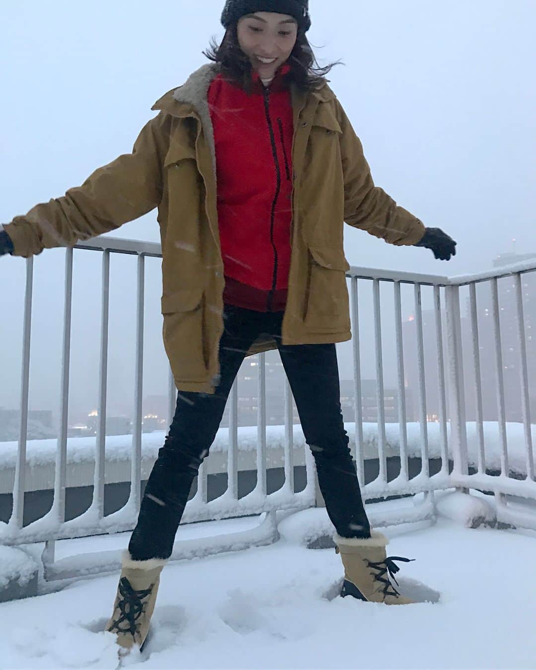 小濱なつきさんのインスタグラム写真 - (小濱なつきInstagram)「Wow‼︎‼︎ ベランダがえらいこっちゃ。 こんな時こそと、さっきおろしたソレルのブーツが大活躍！ 全然滑らない☃️❄️❄️❄️ #tokyo #snow #balcony @sorel_jp  #雪 #銀世界 #雪遊び #スノーブーツ #wow」1月22日 18時50分 - obamanatsuki