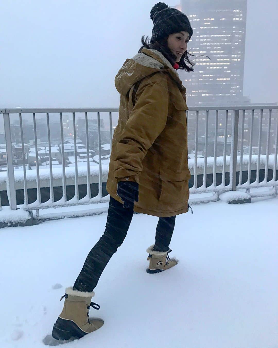 小濱なつきのインスタグラム：「Wow‼︎‼︎ ベランダがえらいこっちゃ。 こんな時こそと、さっきおろしたソレルのブーツが大活躍！ 全然滑らない☃️❄️❄️❄️ #tokyo #snow #balcony @sorel_jp  #雪 #銀世界 #雪遊び #スノーブーツ #wow」