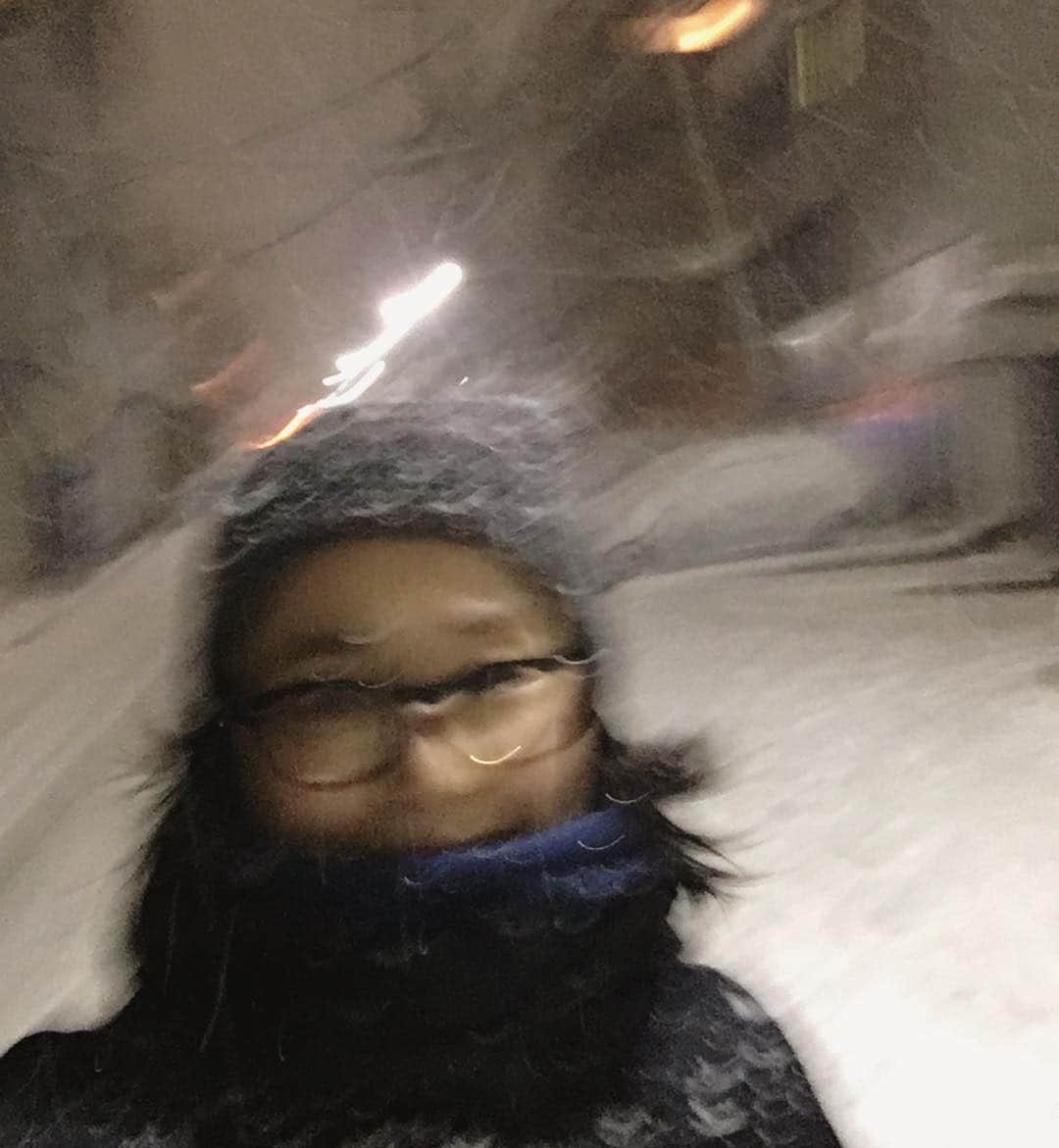 石田ゆり子さんのインスタグラム写真 - (石田ゆり子Instagram)「雪だよ、雪だよ、雪だよ！ 雪が降ると外に出たくなるのは なぜなのか。 むやみに外出はしないようにと 言われても、行かねばならぬときもあり、 今日は大雪の中 片道三キロほどを徒歩で往復。 見慣れた街が 白く覆われて、ほんとうにきれいでした。 一度転びましたけど。 みなさま、足元お気をつけて。(おまえだよ！)」1月22日 19時17分 - yuriyuri1003