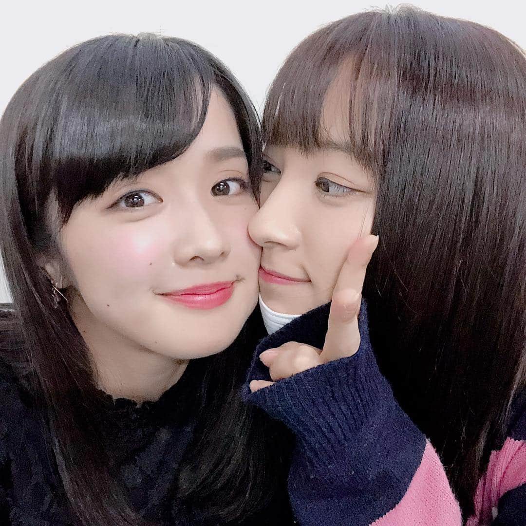 髙橋明日香のインスタグラム：「昨日のうめとわたし。 やっぱりイチャイチャしてますねって歳下の子達に微笑ましく見られる私たち。  #花とMISAKI #ゼロヨンヨン #ゼロヨンヨンの終電車 #高橋明日香 #梅田悠」