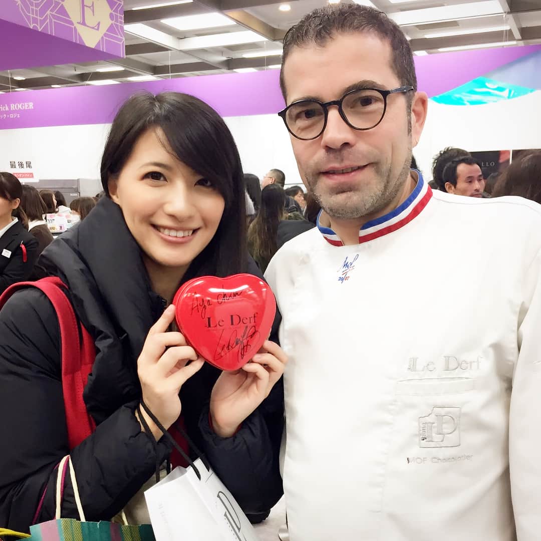 矢部あやのインスタグラム：「今日はサロンデュショコラにお邪魔してきました♡ 友だちおかげでブルーノ・ル・デルフ氏に名前入りでサインいただけて感激！！ そばのプラリネが一番楽しみだけど、食べるのもったいない（笑） ・ #salonduchocolat #salonduchocolat2018 #salonduchocolat2018tokyo #brunolederf #chocolate #chcolatelover  #サロンデュショコラ #サロンデュショコラ2018 #サロンデュショコラ2018東京 #ブルーノルデルフ」