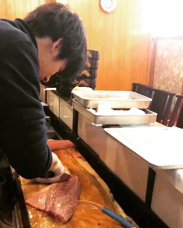 安藤祐輝のインスタグラム：「実家に帰った時手伝いをしてきました カンパチさばきました 雪降ってるなー☃️」