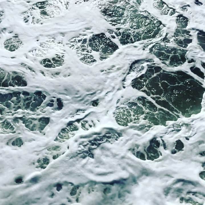 ホリー・マリー・コームズのインスタグラム：「Water therapy.」