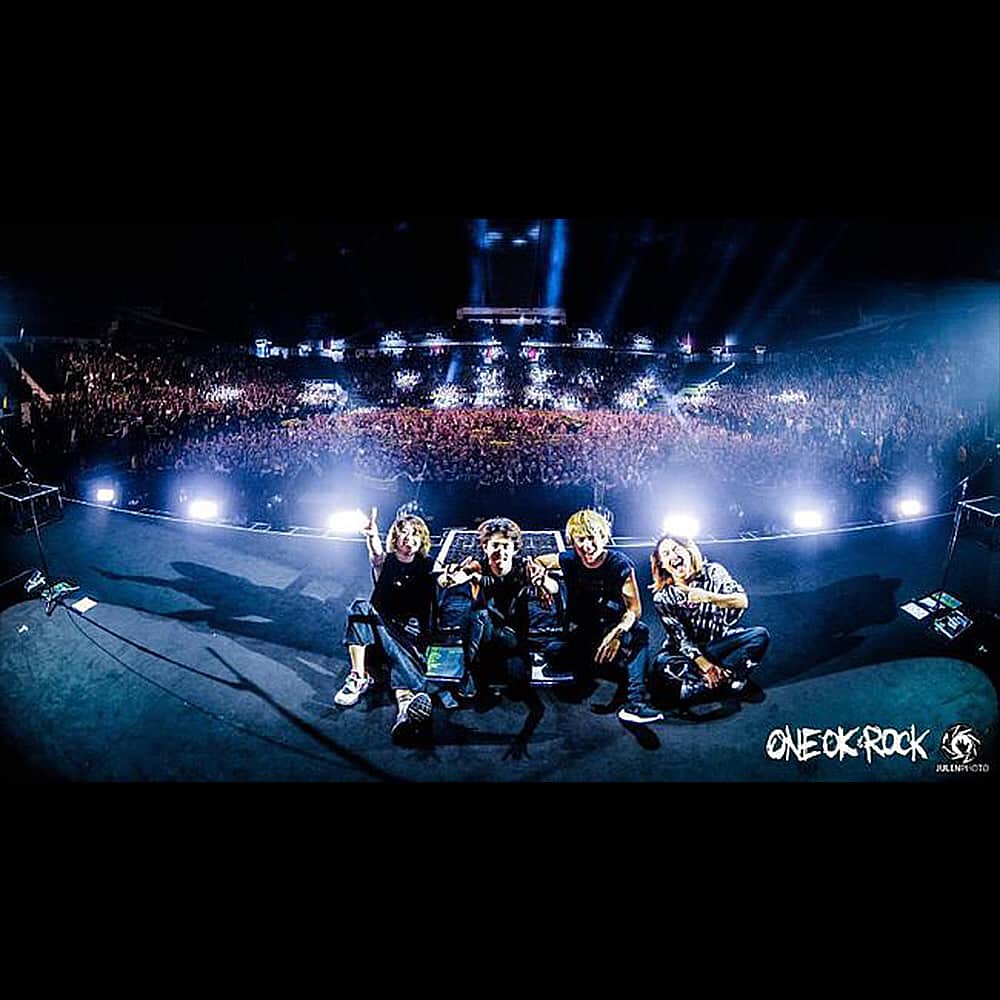 ONE OK ROCK WORLDさんのインスタグラム写真 - (ONE OK ROCK WORLDInstagram)「_ ONE OK ROCK AMBITIONS ASIA TOUR2018 LIVE IN SINGAPORE シンガポールでのライブレポートと写真掲載。 _ Tak Mampir ke Indonesia, One Ok Rock Guncang Singapura One Ok Rock sukses mengguncang Singapura dengan konser 'ONE OK ROCK Ambitions Asia Tour 2018 Live in Singapore.' (Dok. Julen Photo)  _ https://www.cnnindonesia.com/hiburan/20180121204746-227-270558/tak-mampir-ke-indonesia-one-ok-rock-guncang-singapura/ _ #oneokrockofficial #ambitions #10969taka #toru_10969 #tomo_10969 #ryota_0809 #fueledbyramen」1月22日 13時31分 - oneokrockworld