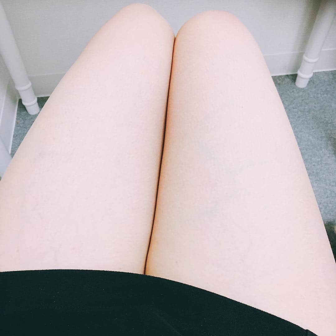 咲坂花恋のインスタグラム：「自分の足をフーディーというアプリで撮ったんだけど 美味しそうに見えるかな？？ #咲坂花恋 #セクシー #美味しそう #フーディー #足 #ふともも」