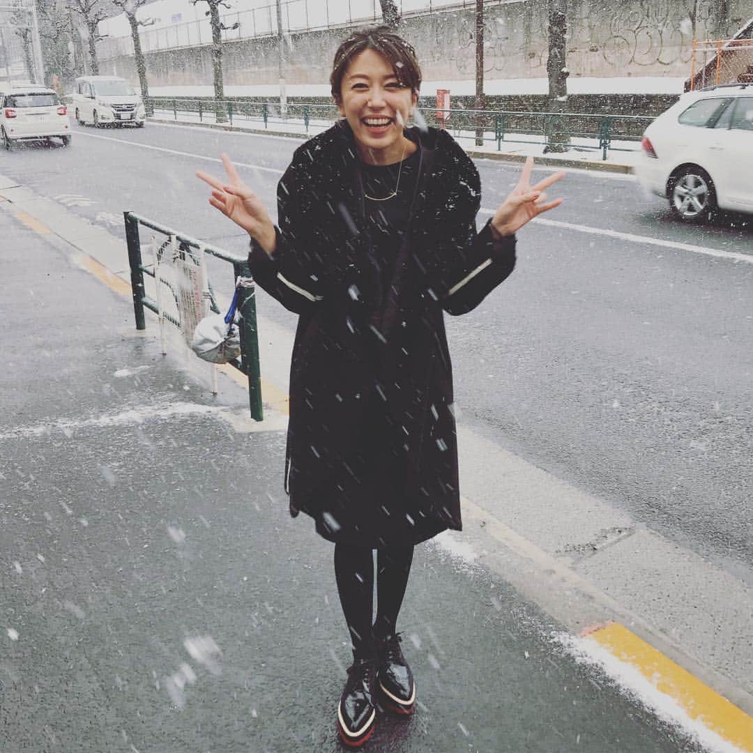 里田まいさんのインスタグラム写真 - (里田まいInstagram)「雪かぁ。 夜、冷えて、地面ツルツルになりますね。 皆様、気をつけて、お過ごしください。」1月22日 14時14分 - maisatoda_official