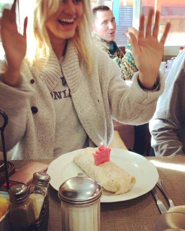 ケリー・ローバッハのインスタグラム：「Birthday breakfast burrito at the local diner, living life on the edge 👌🏼」