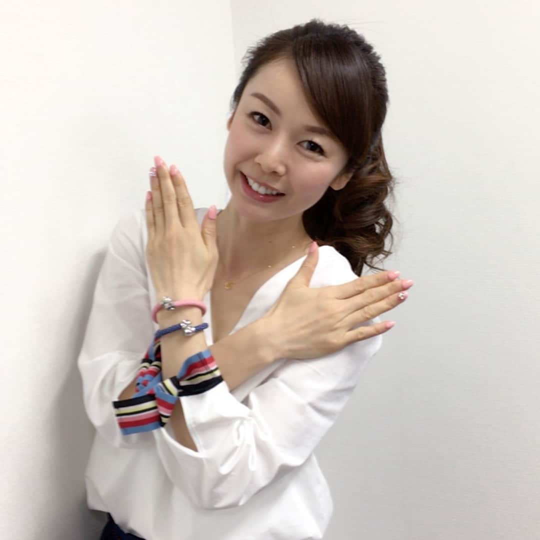宮崎宣子さんのインスタグラム写真 - (宮崎宣子Instagram)「お仕事行ってきます😆✨✨✨ #お仕事 #仲良しメンバー #メイク #えっちゃん #スタイリスト #宮﨑宣子 #自分チョイス #音ボケpops #ブレスレット #可愛い」1月22日 14時48分 - miyazaki_nobuko
