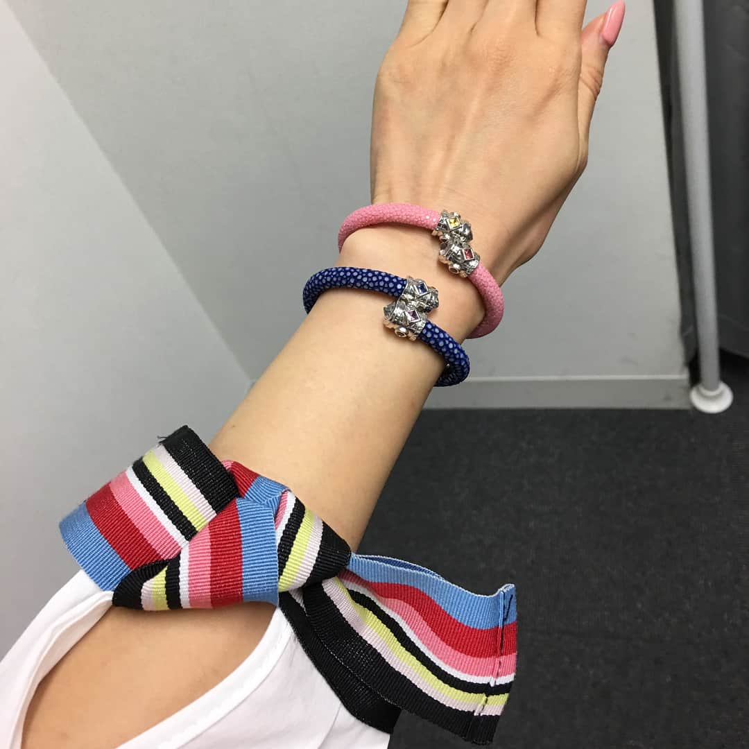 宮崎宣子さんのインスタグラム写真 - (宮崎宣子Instagram)「お仕事行ってきます😆✨✨✨ #お仕事 #仲良しメンバー #メイク #えっちゃん #スタイリスト #宮﨑宣子 #自分チョイス #音ボケpops #ブレスレット #可愛い」1月22日 14時48分 - miyazaki_nobuko