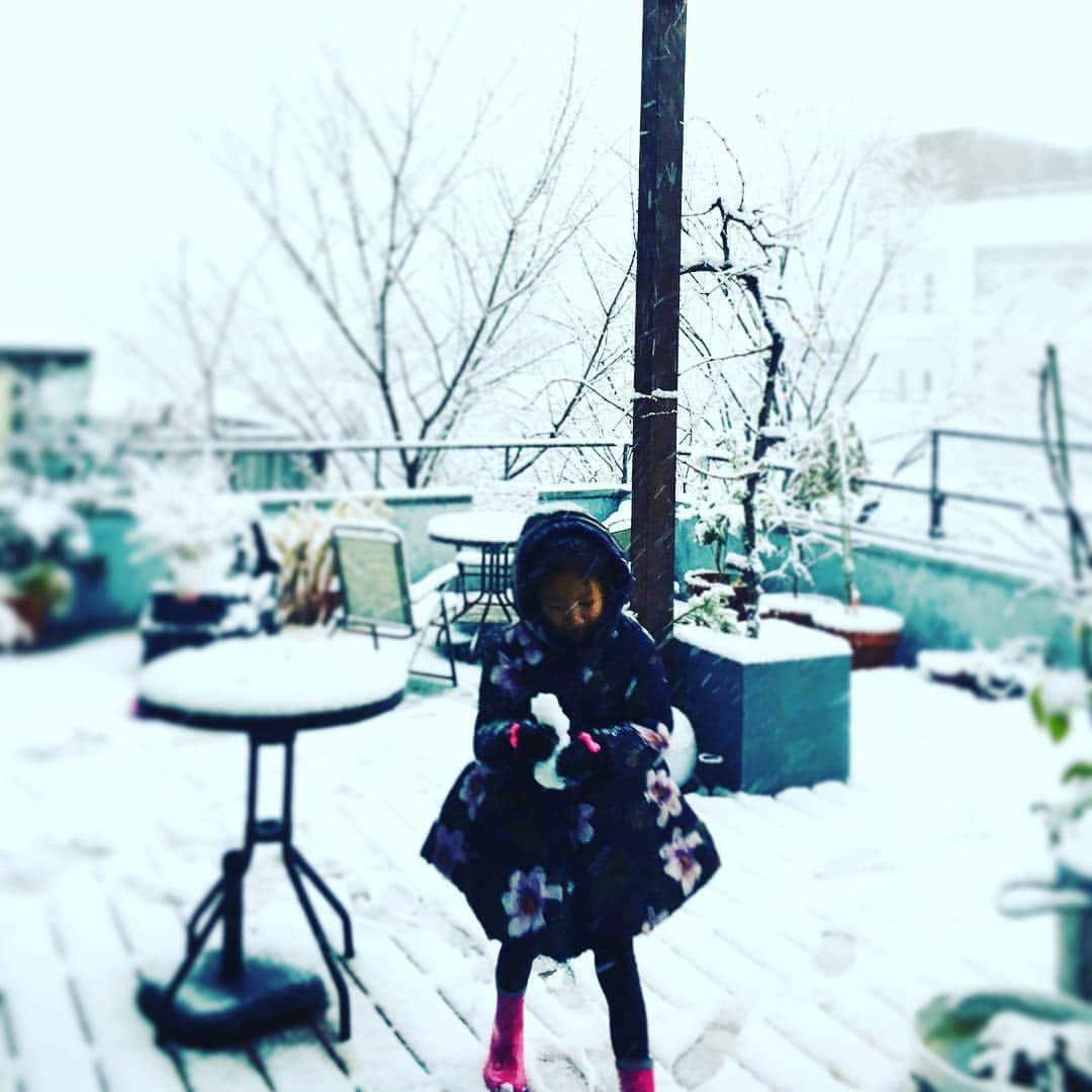 高岡早紀 さんのインスタグラム写真 - (高岡早紀 Instagram)「いつものテラスがあっという間に雪景色。。 楽しいしかないね。」1月22日 17時11分 - saki_takaoka