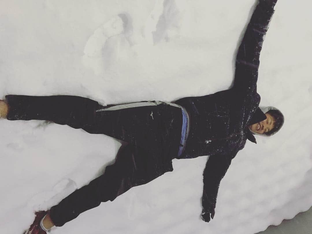 村上宗隆さんのインスタグラム写真 - (村上宗隆Instagram)「#始めてこんな雪見ました！ #興奮のあまり寝転がってしまった😜 #雪雪雪 #どこを見渡しても雪 #寒いので皆さん体には気をつけてください！」1月22日 17時37分 - ys_munetaka55