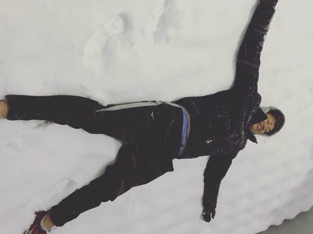 村上宗隆のインスタグラム：「#始めてこんな雪見ました！ #興奮のあまり寝転がってしまった😜 #雪雪雪 #どこを見渡しても雪 #寒いので皆さん体には気をつけてください！」