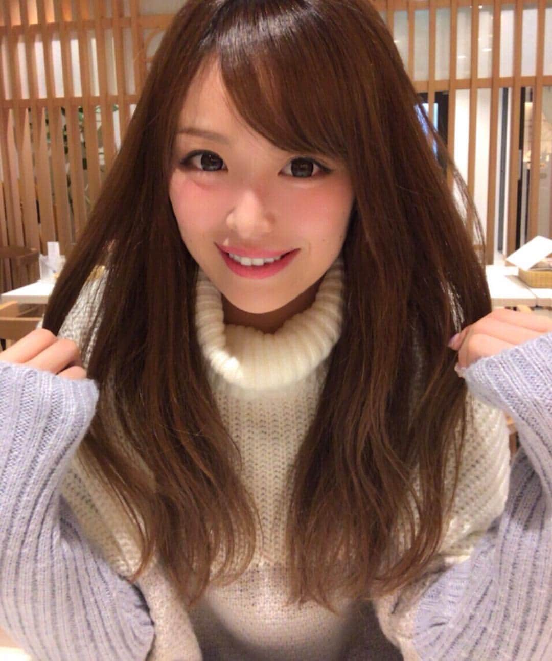のインスタグラム：「* * * 歯がちょー白くなって感激😍💓 * 歯医者さんのホワイトニングじゃなくて市販で買えるやつで こんなに白くなってハッピー🎉 なんせ歯医者さんよりコスパがよすぎる‼️ blogに詳しく書いたから見てね🎶 👉 @saachi_10 * 昔歯医者さんで働いてわかったけど 歯でその人の印象ってめちゃくちゃ変わるんだよ〜😳 一生大事にしなきゃね👄✨ * * * #ホワイト二ング #歯医者 #歯 #可愛い #美容 #美 #美意識 #女子 #女子力 #メイク #口 #口元 #ビューティー #beauty #ビューティフル #beautiful #happy #笑顔 #顔 #印象 #第一印象 #変わる」