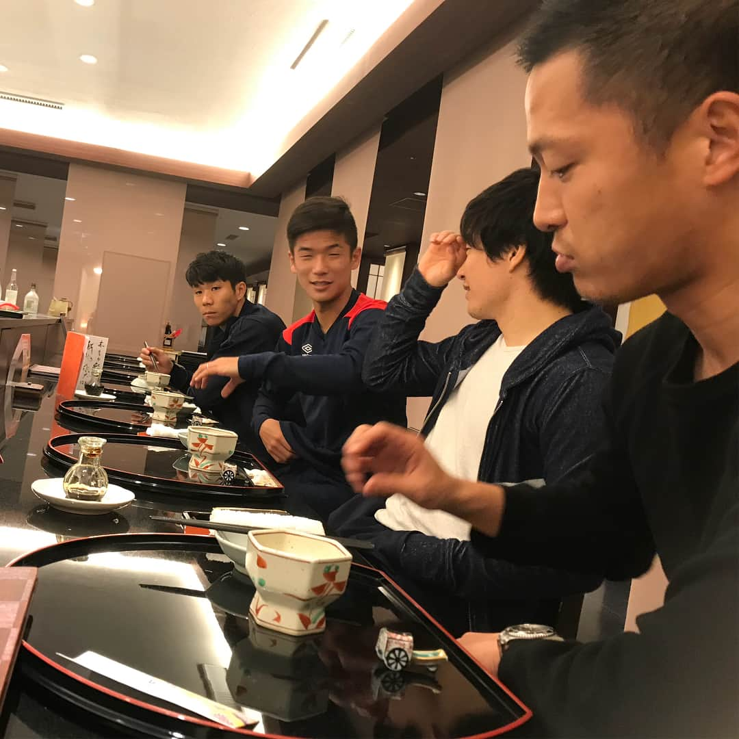 水野晃樹のインスタグラム：「今日は宿泊先のホテルでお寿司の食べ放題に来ています^_^  若い奴らは食べるペース早くてついて行けない💦  でもしっかり栄養つけて明日からの走りに備えなくては、、、」